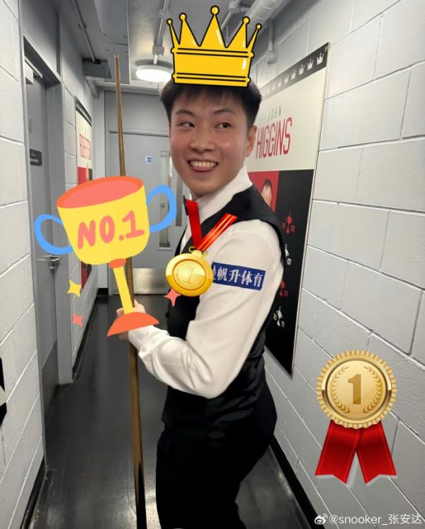 国华通配资 提前庆祝！张安达为赵心童P上奖杯：提前恭喜，就不熬夜看了